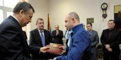 дрозденко наградил оперативников.